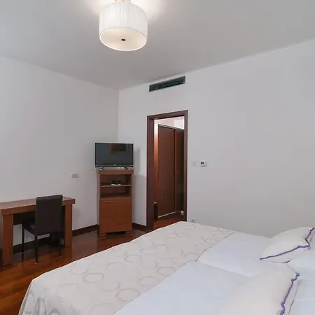 Πανσιόν Luxury Near The 4*