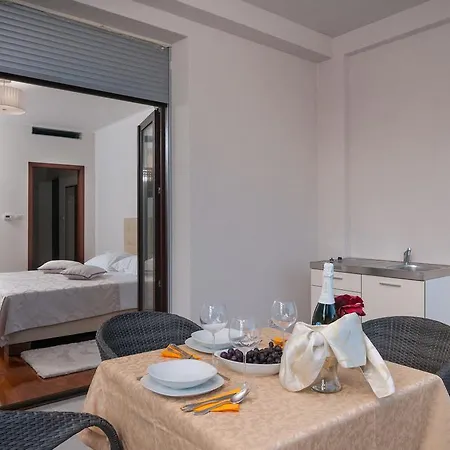 Luxury Near The Πανσιόν 4*
